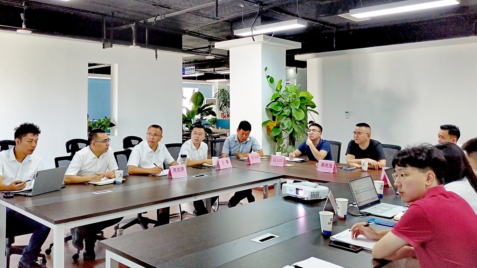 腾博汇游戏官方网站运业总司理蔡亮发一行到彤熙商贸公司检查指导事情