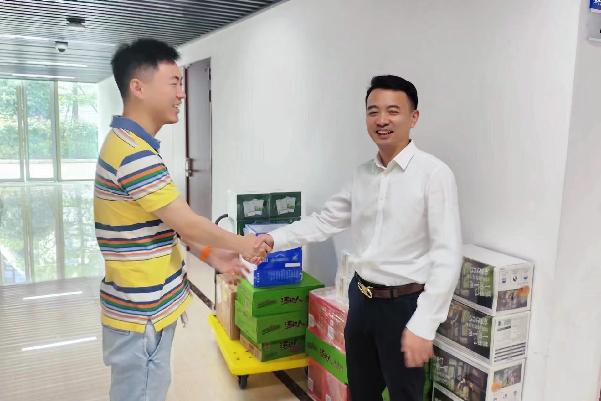 腾博汇游戏官方网站运业集团工会到天府行机场专线现场慰问