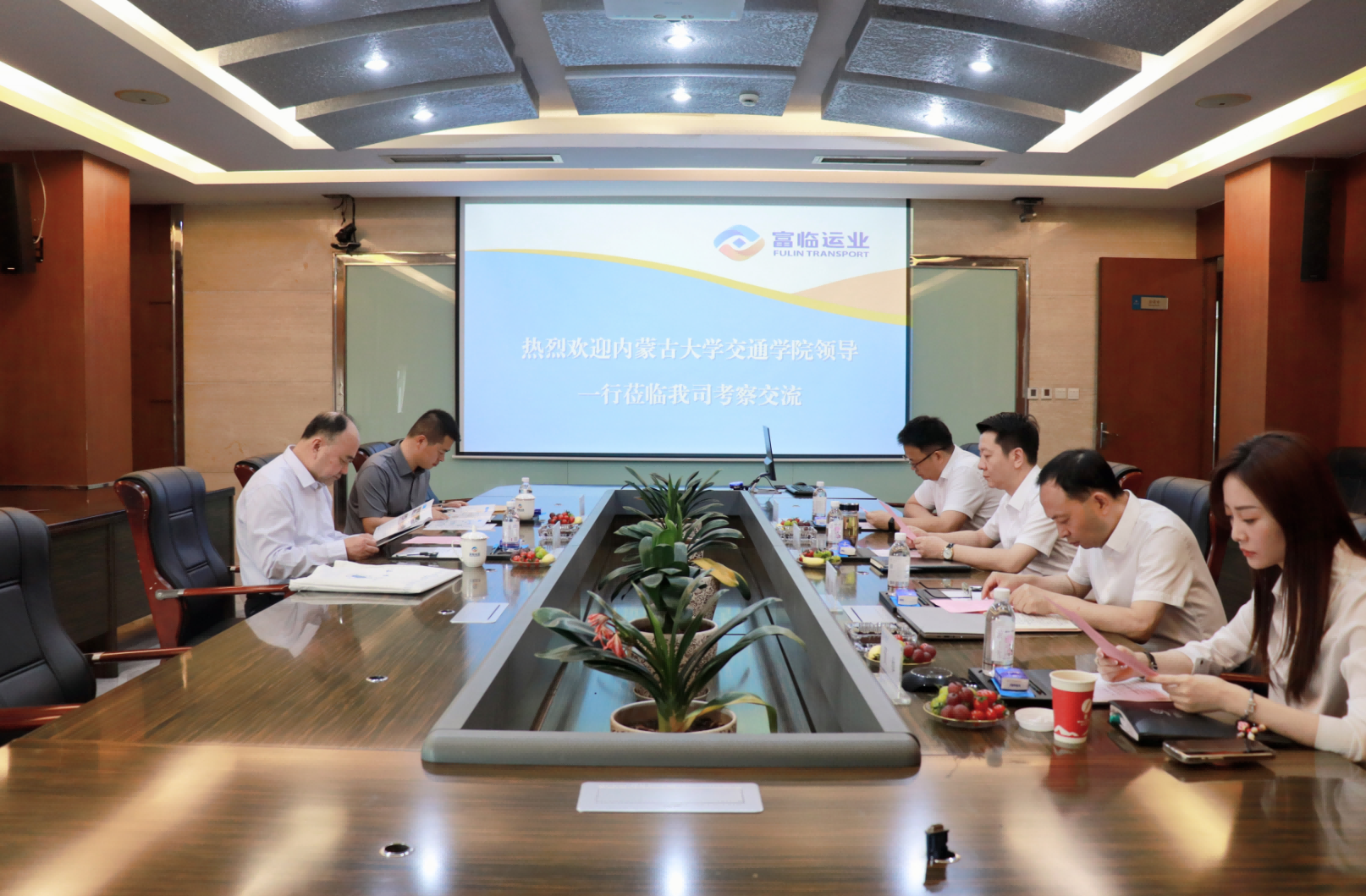 内蒙古大学交通学院与腾博汇游戏官方网站运业开展校企相助交流座谈